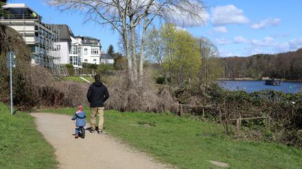 Uferweg am Griebnitzsee in Potsdam von Anwohnern versperrt.