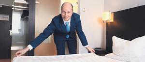 Mercure-Hotelchef Daniel Schmidt bei letzten Vorbereitungen für die Gäste.
