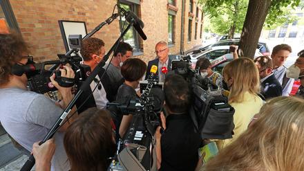 Anwalt Henry Timm vor Journalisten am Arbeitsgericht.