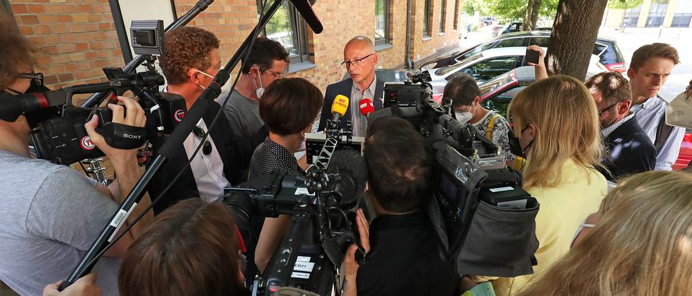 Anwalt Henry Timm vor Journalisten am Arbeitsgericht.