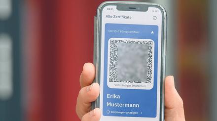 Der Impfnachweis, der als QR-Code in einer Smartphone-App gespeichert werden kann, soll etwa das Reisen und Restaurantbesuche erleichtern.