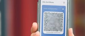 Der Impfnachweis, der als QR-Code in einer Smartphone-App gespeichert werden kann, soll etwa das Reisen und Restaurantbesuche erleichtern.