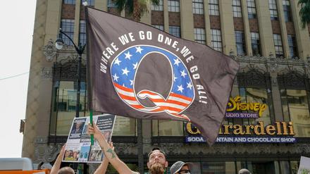 Qanon-Demonstranten in Los Angeles. Die Bewegung hat auch Anhänger in Deutschland.
