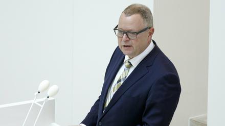 Innenminister Michael Stübgen (CDU) während seiner Rede im Landtag.