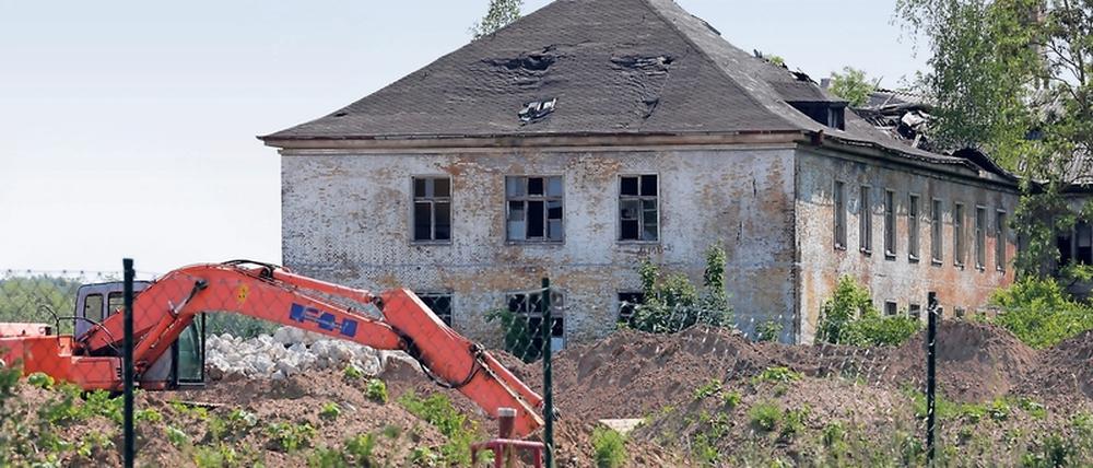 Abriss. An der ehemaligen Kaserne in Krampnitz arbeiten die Bagger.