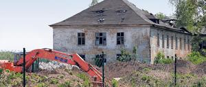 Abriss. An der ehemaligen Kaserne in Krampnitz arbeiten die Bagger.
