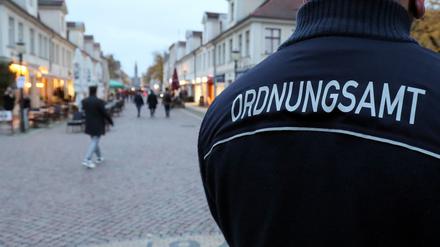 Das Potsdamer Ordnungsamt im Herbst 2020 bei einer Corona-Kontrolle. 