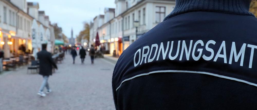 Das Potsdamer Ordnungsamt im Herbst 2020 bei einer Corona-Kontrolle. 