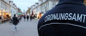 Das Potsdamer Ordnungsamt im Herbst 2020 bei einer Corona-Kontrolle. 