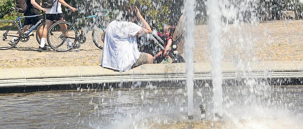 Erfrischend. Sprudelnde Brunnen wie der auf dem Luisenplatz bieten Abkühlung