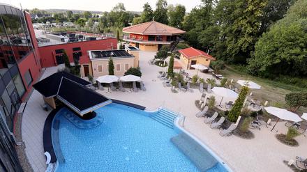 Außenbereich mit Poolbar und Saunen am Großen Zernsee. 