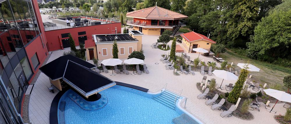 Außenbereich mit Poolbar und Saunen am Großen Zernsee.