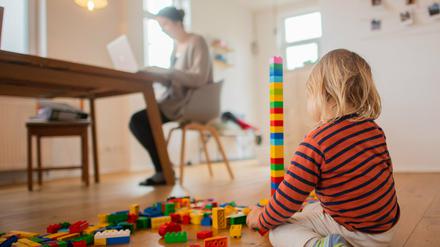 In immer mehr Familien hat die Pandemie nicht nur durch Homeoffice zu mehr Belastungen geführt.
