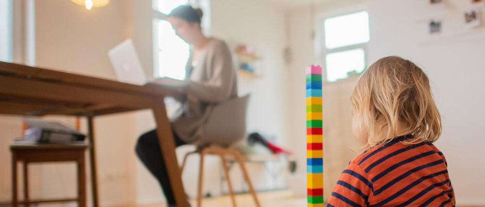 In immer mehr Familien hat die Pandemie nicht nur durch Homeoffice zu mehr Belastungen geführt.