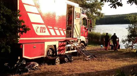 Taucher der Berufsfeuerwehr Potsdam suchen am Großen Lienewitzsee in Michendorf nach einem vermissten Achtjährigen.
