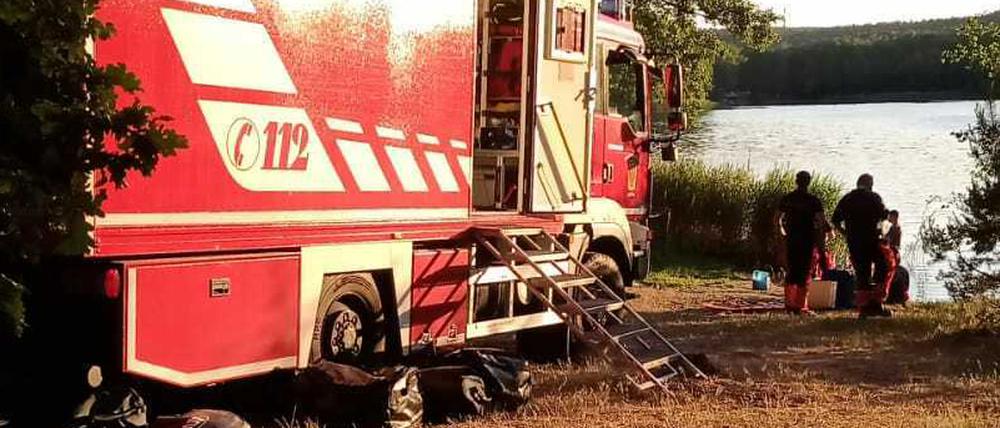 Taucher der Berufsfeuerwehr Potsdam suchen am Großen Lienewitzsee in Michendorf nach einem vermissten Achtjährigen.