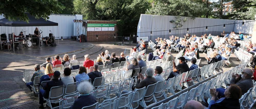 Kutur im Grünen. Potsdams Künstler liefern für den Open-Air-Sommer wie hier auf der Inselbühne das Programm.