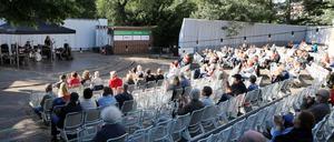 Kutur im Grünen. Potsdams Künstler liefern für den Open-Air-Sommer wie hier auf der Inselbühne das Programm. 