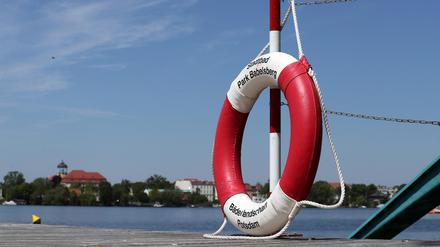 Droht ein Schwimmer unterzugehen, sollte man ihm möglichst einen Rettungsring oder einen anderen Gegenstand reichen.