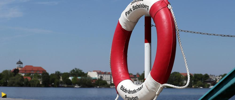 Droht ein Schwimmer unterzugehen, sollte man ihm möglichst einen Rettungsring oder einen anderen Gegenstand reichen.