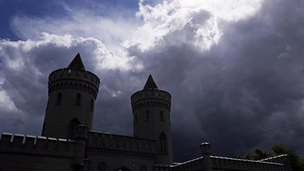 Dunkle Wolken ziehen über dem Nauener Tor in Potsdam auf (Archivbild).