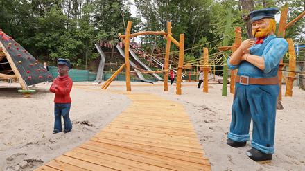 Der Spielplatz lockt mit Klettergeräten und Rutschen.