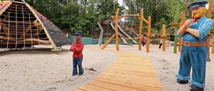 Der Spielplatz lockt mit Klettergeräten und Rutschen.