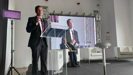 Potsdams Oberbürgermeister Mike Schubert während seiner Rede in Palermo. 