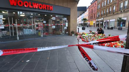 Trauernde  legten am Tatort Blumen und Kerzen nieder.