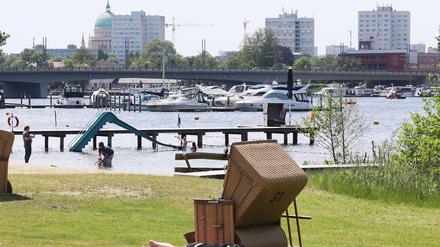 Im Strandbad Babelsberg dürfen bis zu 800 Gäste gleichzeitig baden.
