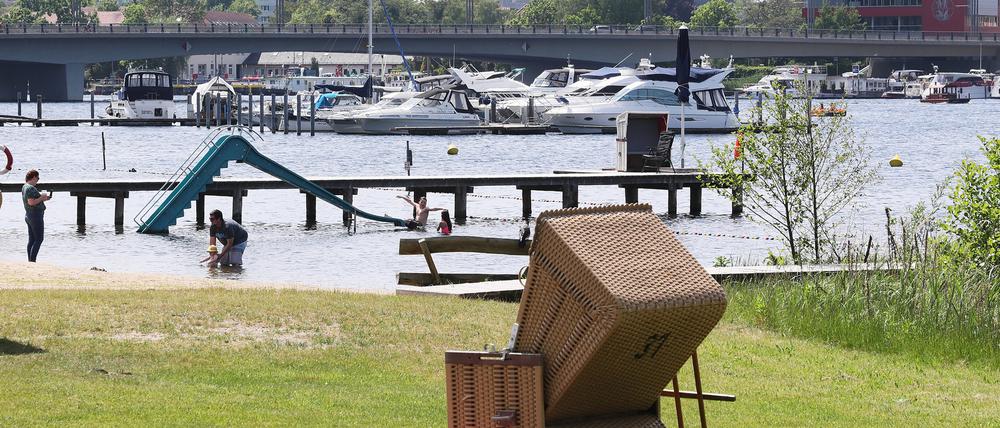 Im Strandbad Babelsberg dürfen bis zu 800 Gäste gleichzeitig baden.