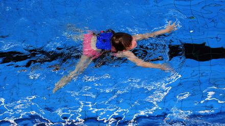Wegen der Pandemie konnten viele Kinder in den vergangenen Monaten keine Schwimmkurse absolvieren (Symbolbild).