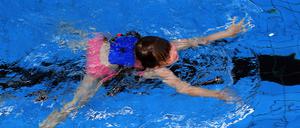 Wegen der Pandemie konnten viele Kinder in den vergangenen Monaten keine Schwimmkurse absolvieren (Symbolbild).