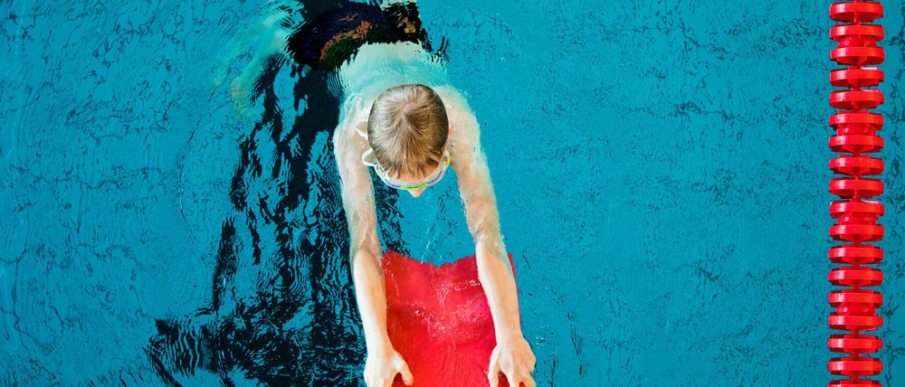 Das Ministerium will allen interessierten Kindern die Teilnahme an den Schwimmkursen ermöglichen (Symbolbild).