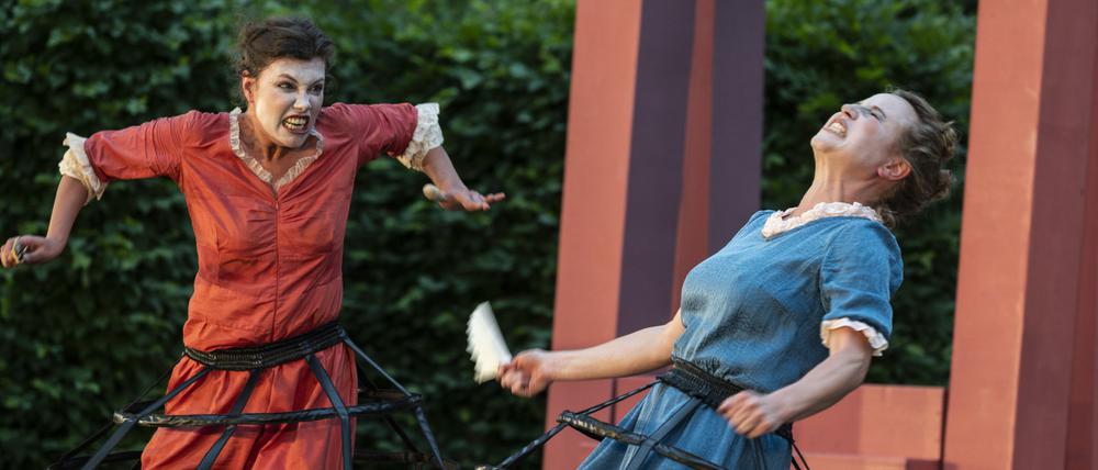 Im Heckentheater am Neuen Palais wird sommertheatergroß gelästert und gezankt: Hier mit Julia Borgmeier und Clara Schoeller.