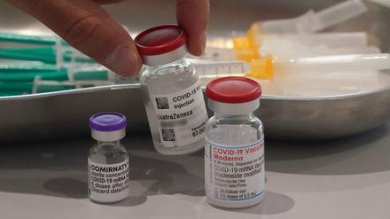 Impfdosen der Hersteller  Biontech, Astrazeneca und Moderna (v.l.).