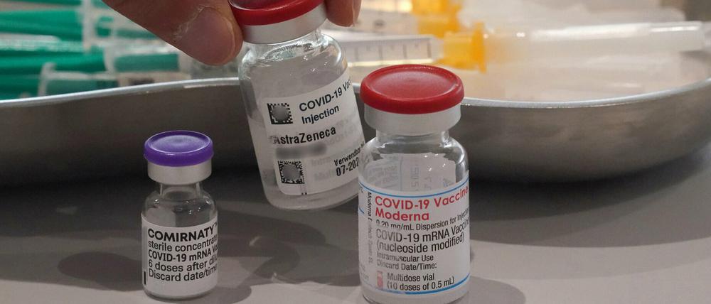 Impfdosen der Hersteller Biontech, Astrazeneca und Moderna (v.l.).