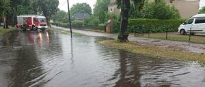 Starkregen sorgte in den vergangenen Tagen für überschwemmte Straßen in Brandenburg - auch in Angermünde (Uckermark).