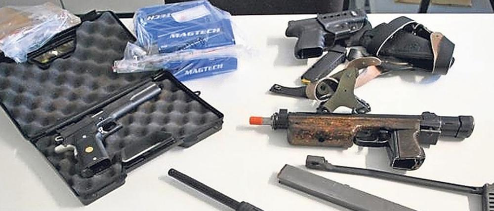Auch Waffen wurden sichergestellt.