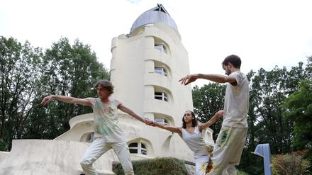 "Das Netz - Die Wildform ist ein Kosmopolit" ist eine multimediale Performance zwischen Kunst und Wissenschaft auf dem Telegrafenberg. 