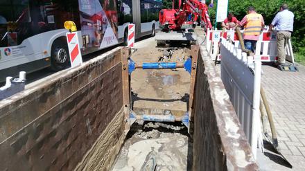 Bei Bauarbeiten in der Templiner Straße ist das Wasserrohr gebrochen.