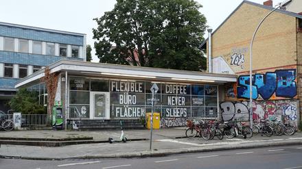 Während die kleinen Räume im hinteren, blauen Gebäude schon vermietet sind, ist der vordere Teil noch geschlossen.