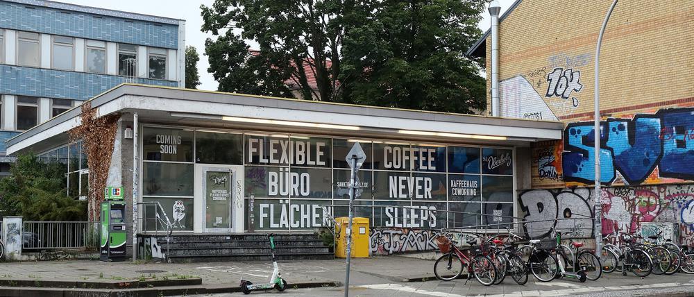 Während die kleinen Räume im hinteren, blauen Gebäude schon vermietet sind, ist der vordere Teil noch geschlossen.