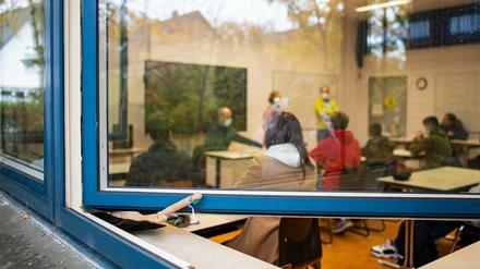 Fenster offen. Unterricht unter Corona-Bedingungen (Symbolbild).