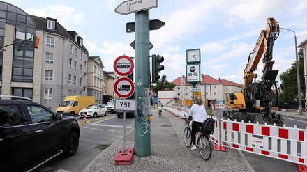 Gesperrte Behlertstraße (r.). Der Verkehr wird im Gegenverkehr durch die Hans-Thoma-Straße geleitet.