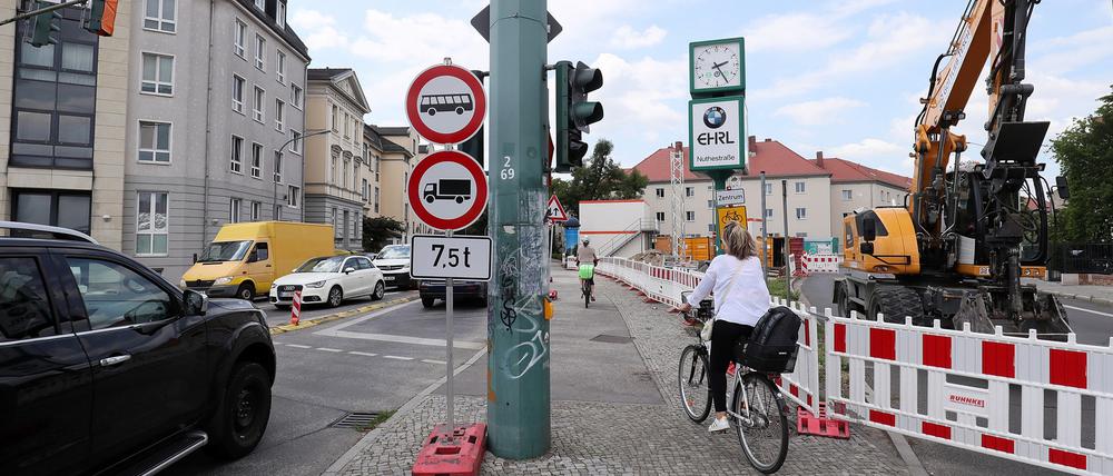 Gesperrte Behlertstraße (r.). Der Verkehr wird im Gegenverkehr durch die Hans-Thoma-Straße geleitet.