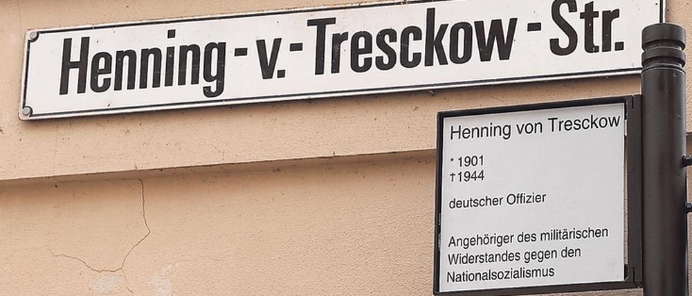 Ein Straßenzusatzschild informiert künftig in Potsdam über die Rolle Henning von Tresckows im militärischen Widerstand.