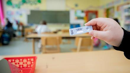Die Testpflicht an brandenburgischen Schulen soll auch nach den Ferien weiter gelten.