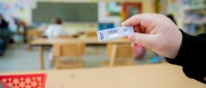 Die Testpflicht an brandenburgischen Schulen soll auch nach den Ferien weiter gelten.