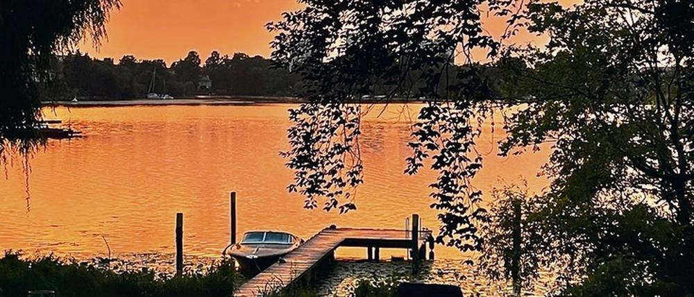 Den Sonnenuntergang genießt Archibald Horlitz direkt vom Steg vor seinem Haus aus.